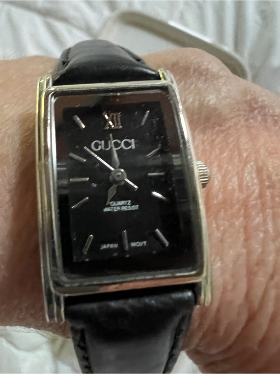 Gucci - This is an iconic vintage Gucci 2600 Series rectangular wristwatch main image 7